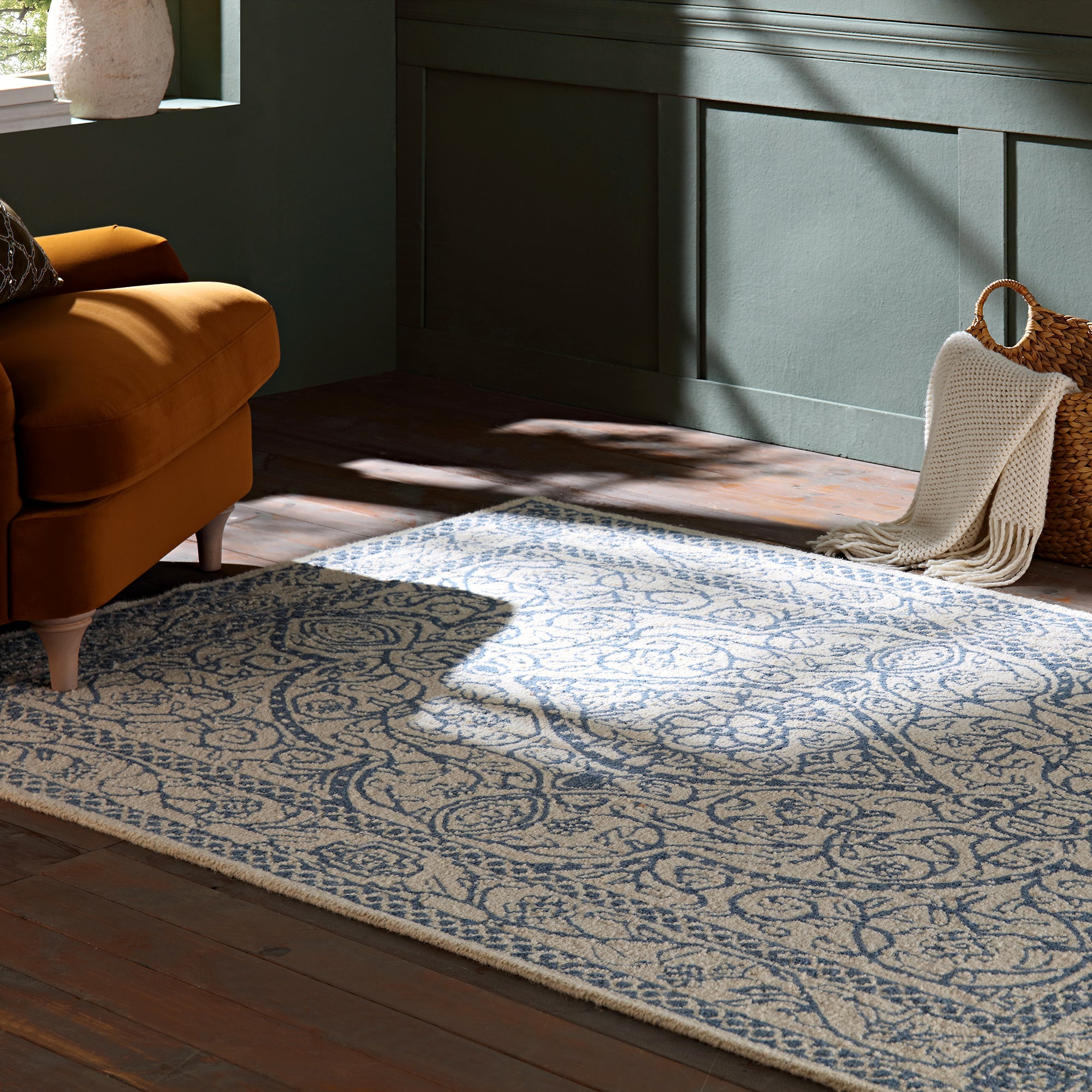 Eden Blue Leaf Traditional Hand Tufted Wool Rug