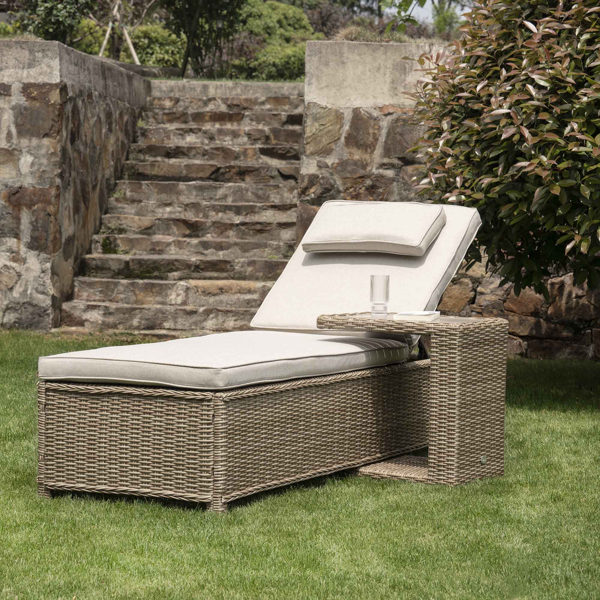 Hampshire Round Wicker Rattan Sun Lounger, Natural