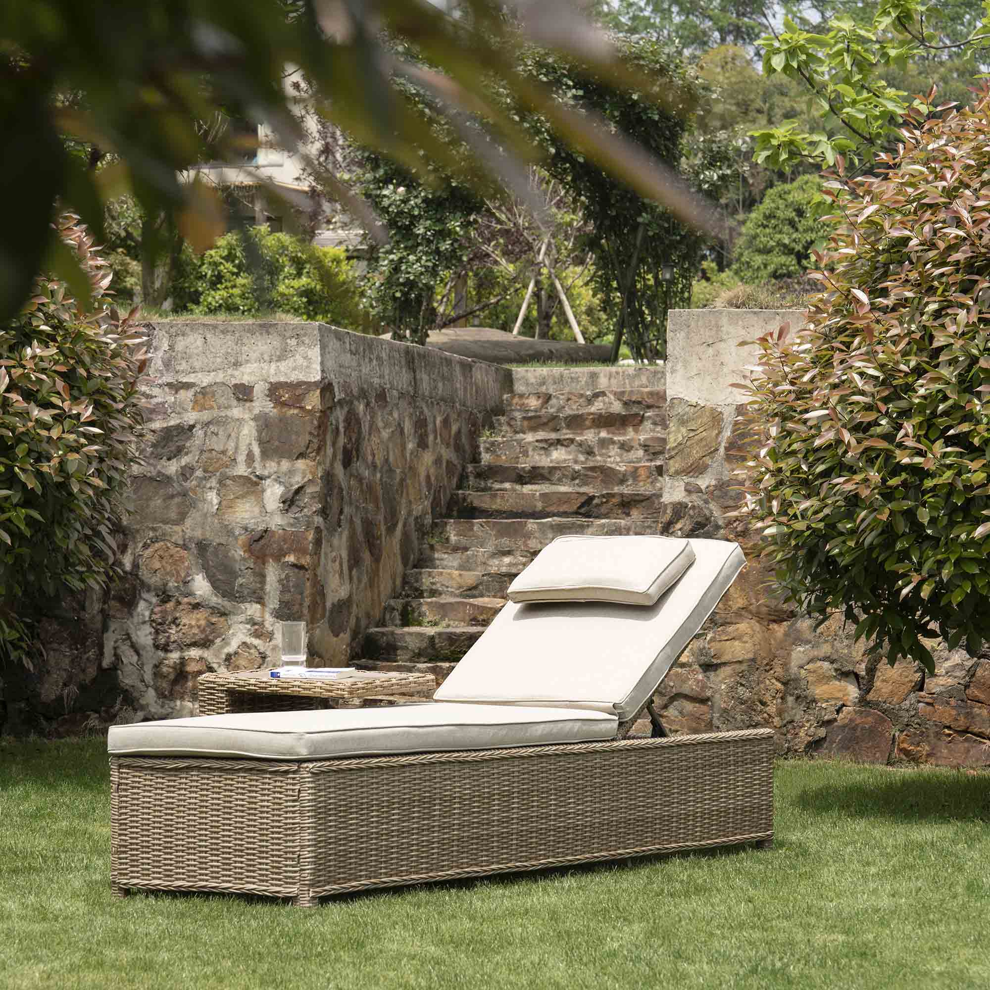 Hampshire Round Wicker Rattan Sun Lounger, Natural